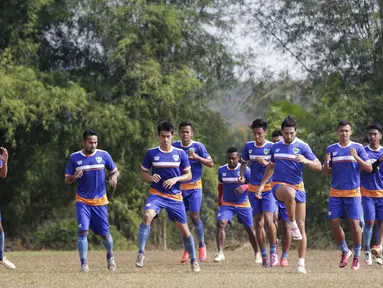 Sejumlah pemain PBR melakukan pemanasan pada latihan jelang Piala Jenderal Sudirman di Lapangan National Youth Training Center, Sawangan, Depok, Jawa Barat, Senin (2/11/2015). (Bola.com/Vitalis Yogi Trisna)