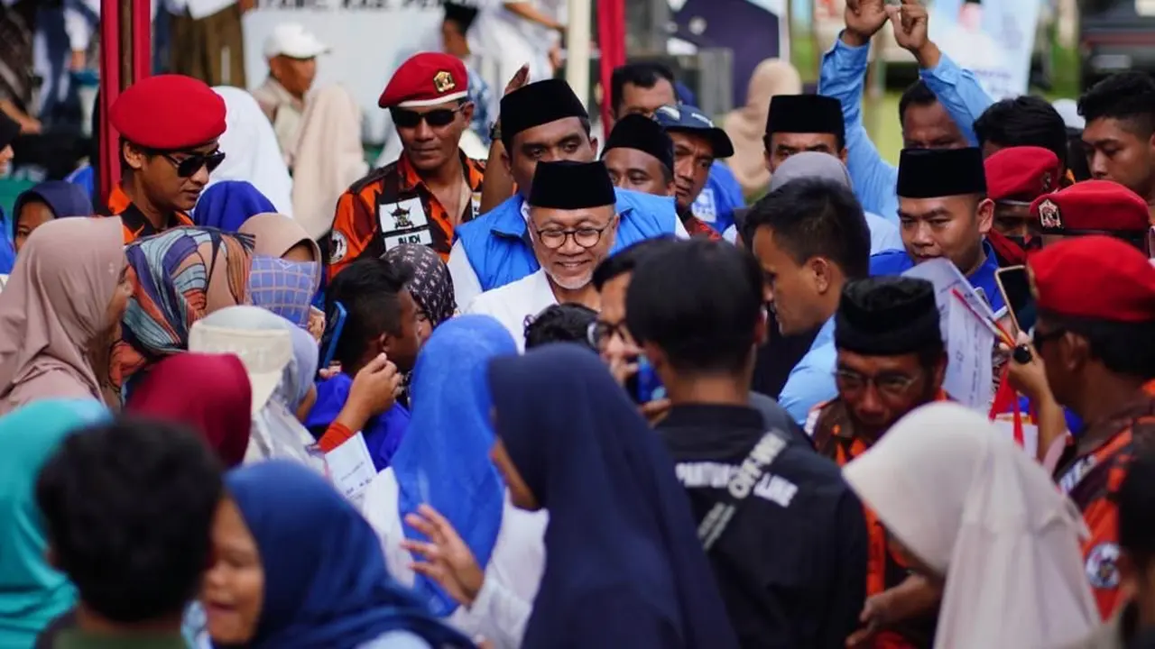 Ketua Umum PAN Zulkifli Hasan (Zulhas) saat tiba di Lapangan Sidomulyo, Kecamatan Kesesi, Pekalongan, pada Jumat (5/1/2024).