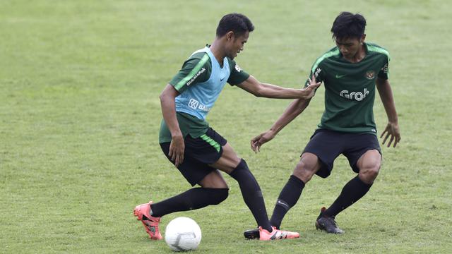 Pemain Timnas Indonesia U-22, Dimas Drajad, menggiring bola. (Bola.com/Yoppy Renato)
