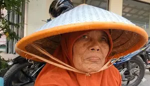 Kusriyati juru parkir wanita Lansia di Brebes yang menggagalkan aksi pencurian uang Rp 3,6 Miiliar. (istimewa)
