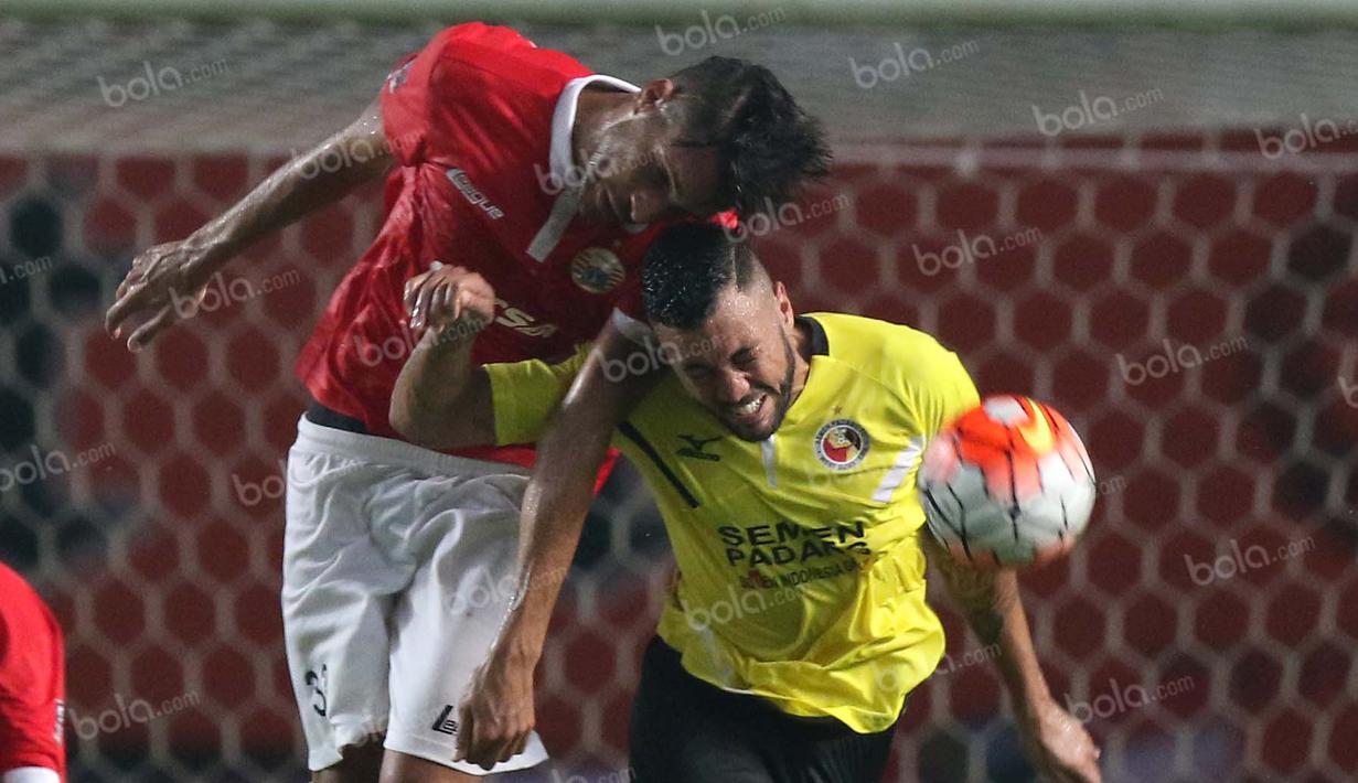 Pemain Persija, William Pacheco (kiri), berduel dengan pemain Semen Padang,  Marcel Sacramento, dalam laga Torabika Soccer Championship 2016 presented by IM3 Ooredoo di Stadion Utama Gelora Bung Karno, Jakarta, Minggu (8/5/2016). (Bola.com/Arief Bagus)