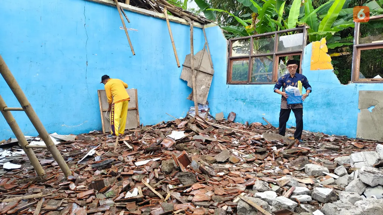 Ruang kelas MTs Al Idris rusak ambruk akibat cuaca ekstrem hujan deras di Kecamatan Sukalarang Kabupaten Sukabumi. (Liputan6.com/Istimewa).
