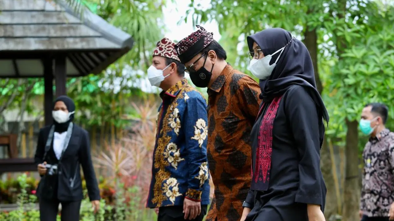 Bupati Ipuk saat ikut meresmikan Warung NKRI gagasan BNPT. (Dian Kurniawan/Liputan6.com)