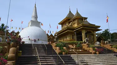 Pemandangan kuil Buddha Mahamevna yang sepi selama hari Waisak di bawah penerapan jam malam di Kaduwela, dekat ibu kota Sri Lanka, Kamis (7/5/2020). Kuil-kuil Buddha biasanya dipenuhi umat pada hari Waisak yang menandai kelahiran, pencerahan, dan wafatnya Sang Buddha. (Ishara S. KODIKARA/AFP)