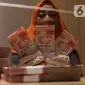 Teller menghitung mata uang Rupiah di Jakarta, Kamis (16/7/2020). Bank Indonesia mencatat nilai tukar Rupiah tetap terkendali sesuai dengan fundamental. (Liputan6.com/Angga Yuniar)