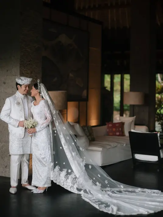 Busana pengantin Shenina Cinnamon terlihat megah dan mewah dengan veil panjang yang menjuntai