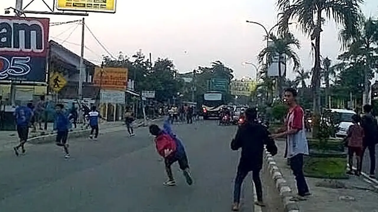 lempar-batu-140213c.jpg