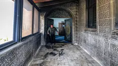 Seorang pria memeriksa pintu masuk Masjid Abu Bakr al-Siddiq di desa Tell, sebelah barat Nablus, Tepi Barat yang diduduki, pada 23 Februari 2026. (JAAFAR ASHTIYEH/AFP)
