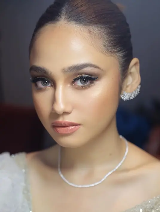 Di akun Instagram Ryan Ogilvy, terlihat Syifa Hadju yang cantiknya luar biasa. Dengan menonjolkan area mata, Syifa Hadju terlihat berbeda. [Foto: Instagram/ryanogilvy]