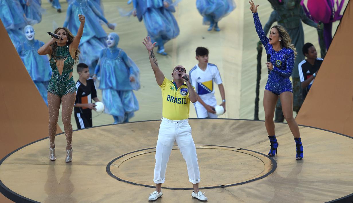 Pada Piala Dunia 2014 Brasil, Pitbull dan Jennifer Lopez dipercaya untuk membawakan lagu We are One. Lagu tersebut termasuk salah satu lagu Piala Dunia terbaik sepanjang masa. Pitbull memulainya dengan tempo cepat dan liriknya yang menggugah mendahului syair yang energik dan bergelombang dari Jennifer Lopez. (AFP/Pedro Ugarte)