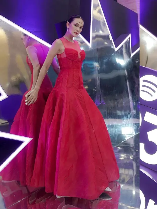 Penampilan penuh pesona Luna Maya dibalut sebuah dress merah yang tak kalah glamor. Mermaid dress ini memiliki detail tanpa lengan dan membalut tubuh Luna Maya dengan amat baik. [Foto: Instagram/lunamaya]