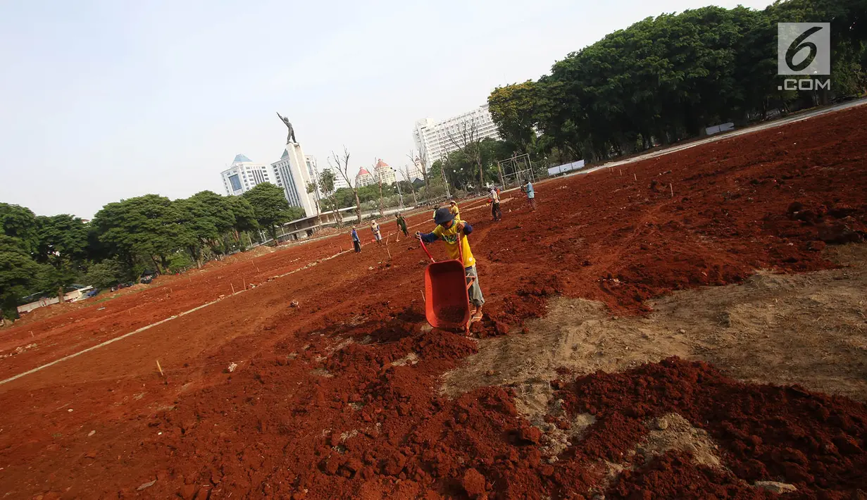 Pekerja menyelesaikan pengerjaan proyek revitalisasi Lapangan Banteng di Jakarta Pusat, Rabu (1/11). Pemprov DKI Jakarta melakukan revitalisasi Lapangan Banteng yang dibagi menjadi tiga segmen. (Liputan6.com/Immanuel Antonius)