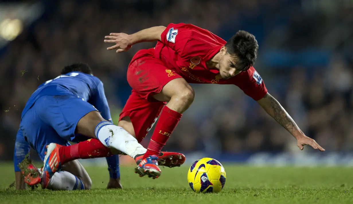 <p>Suso merupakan jebolan akademi Liverpool yang promosi ke skuat utama pada 2012. Sayangnya, ia jarang dipercaya untuk bermain dan hanya mencetatkan 14 laga di Liga Inggris selama 3 musim. Pemain asal Spanyol tersebut kemudian memilih hengkang ke AC Milan. Bersama Rossori, Suso mampu tampil brilian dengan mencatatkan 126 penampilan dan 21 gol di Serie A Italia. Kini, sang pemain telah berseragam klub Liga Spanyol, Sevilla. (AFP/Adrian Dennis)</p>