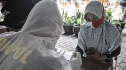 Warga saat mengikuti rapid test di SDN 01 Petamburan, Jakarta, Minggu (22/11/2020). Rapid test gratis ini digelar setelah ditemukannya kasus positif beberapa warga seusai menghadiri peringatan Maulid Nabi dan pernikahan putri Rizieq Shihab beberapa waktu lalu. (merdeka.com/Iqbal S. Nugroho)