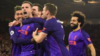 Para pemain Liverpool merayakan gol yang dicetak Jordan Henderson ke gawang Southampton pada laga Premier League di Stadion St Mary, Southampton, Jumat (5/4). Southampton kalah 1-3 dari Liverpool. (AFP/Glyn Kirk)