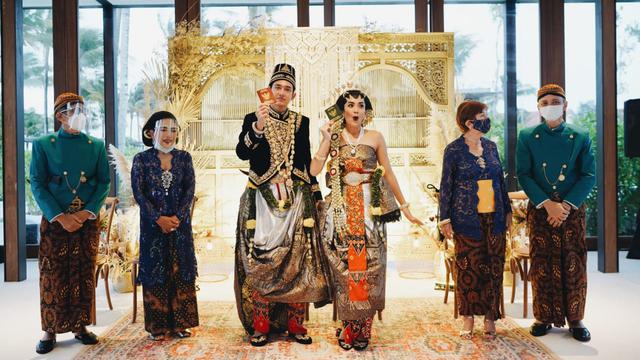 Pernikahan Adipati Dolken dan Canti Tachril