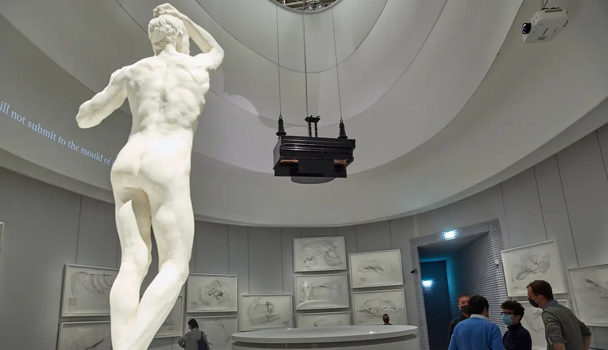 Orang-orang mengunjungi pameran memperingati 250 tahun kelahiran komposer dan pianis Ludwig van Beethoven di Kunsthistorisches Museum di Wina, Austria, pada 1 Oktober 2020. (Xinhua/Georges Schneider)