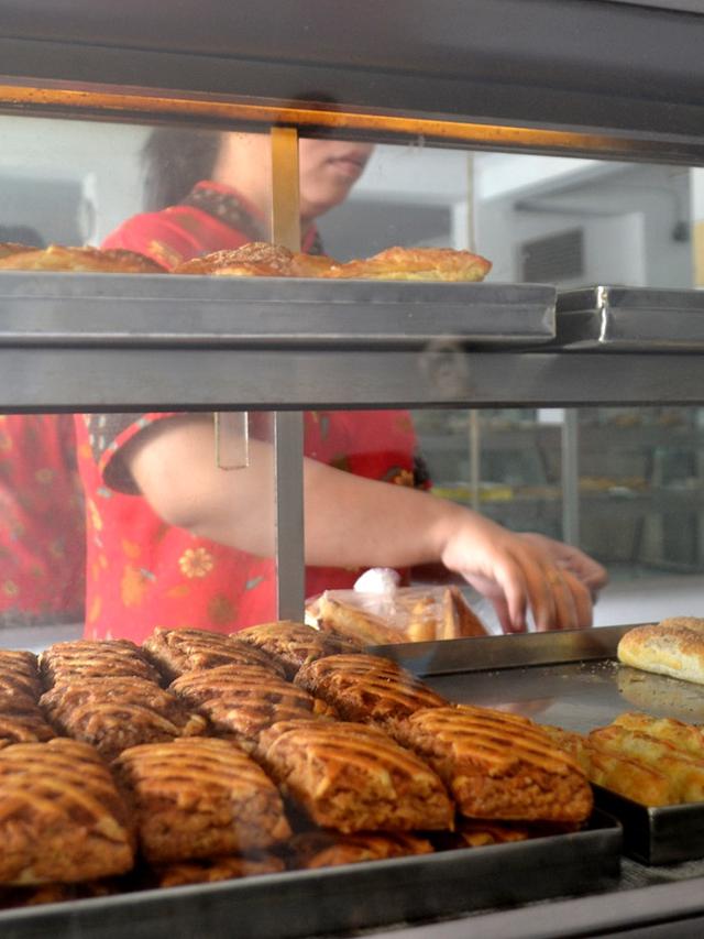 Toko Roti Tertua di Indonesia Bertahan Meniti Zaman