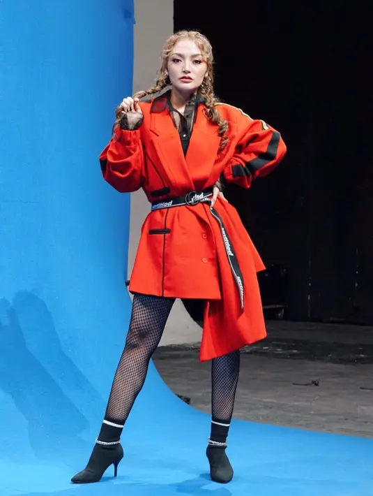 Siti Badriah menjadi pedangdut yang bergaya beda, modern, dan kekinian  (Instagram @sitibadriahh)