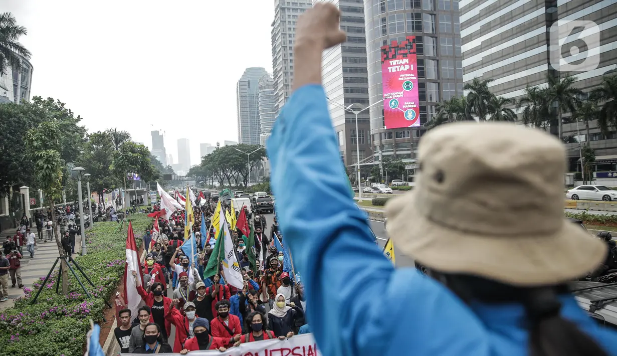 Massa yang tergabung dalam Gerakan Mahasiswa Jakarta berunjuk rasa di depan Kementerian Pendidikan dan Kebudayaan (Kemendikbud), Jakarta, Senin (22/6/2020). Mahasiswa mengkritik Kemendikbud karena tidak adanya kebijakan keringanan biaya kuliah di tengah pandemi COVID-19. (Liputan6.com/Faizal Fanani)