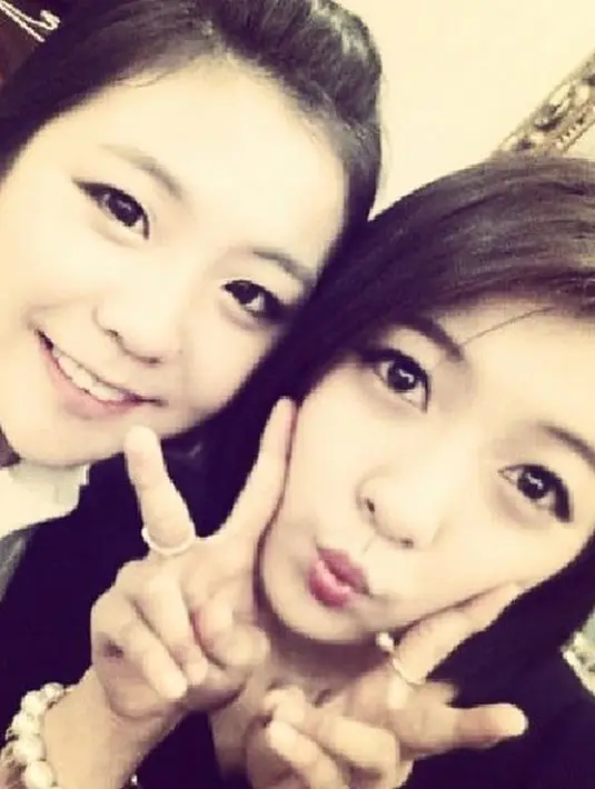 Sudah bukan rahasia lagi jika Luna f(x) mempunyai saudara kembar. Bahkan mereka sempat menyanyikan lagu Father di acara Immortal Songs. (Foto: koreaboo.com)