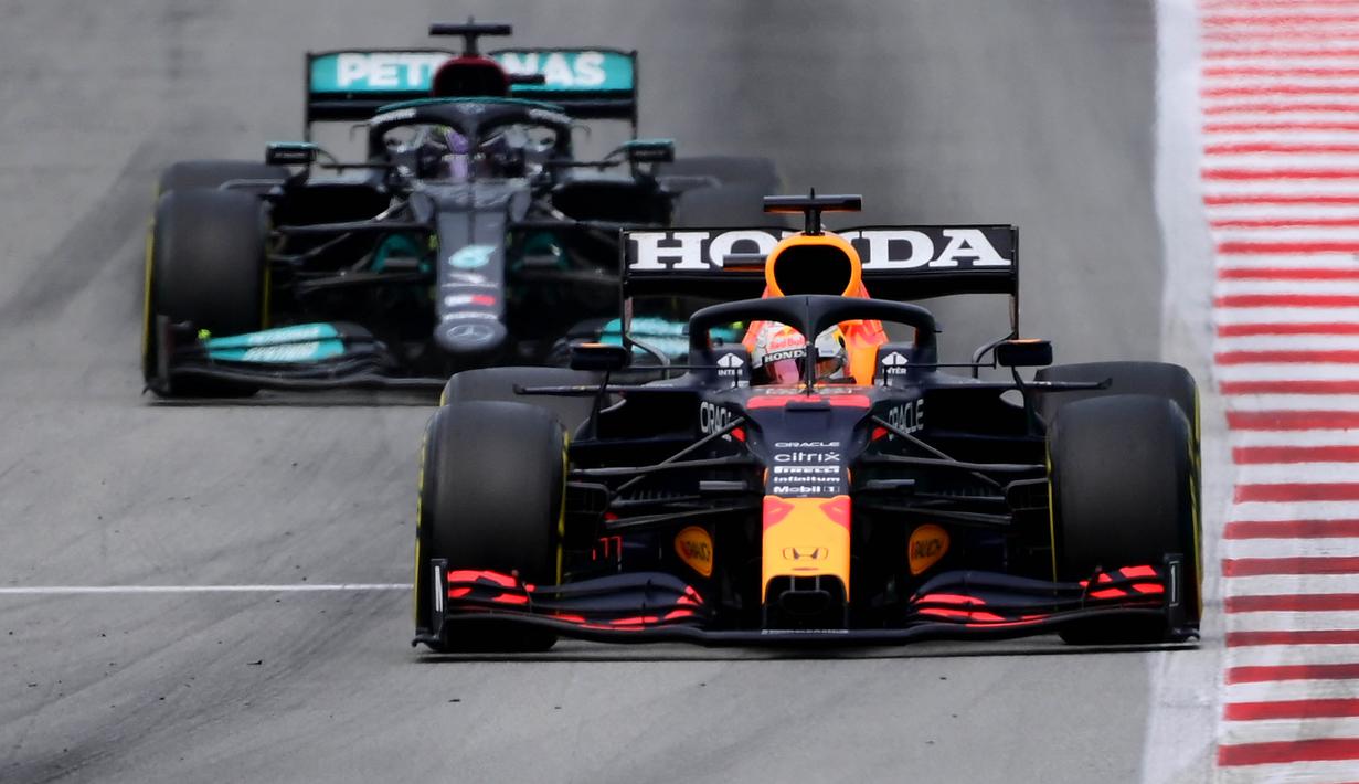 Hamilton kembali dibalap oleh Verstappen setelah masuk di pit stop pada putaran ke-29. Driver asal Mercedes itu makin tertinggal 23 detik dari Verstappen karena kembali masuk ke pit pada lap ke-42. (Foto: AFP/Lluis Gene)