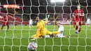 Pemain Atalanta, Josip Ilicic, mencetak gol ke gawang Liverpool pada laga Liga Champions di Stadion Anfield, Kamis (26/11/2020). Liverpool takluk dengan skor 0-2. (Laurence Griffiths/Pool via AP)