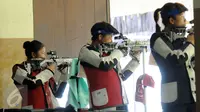 Petembak Indonesia, Vidya Rafika saat berlaga di Final 50m RIFLE 3 positions women di Kejuaraan Menembak se-Asia Tenggara di Jakarta, Senin (23/11/2015). Vidya menempati posisi tujuh dengan 367.0 poin. (Liputan6.com/Helmi Fithriansyah)