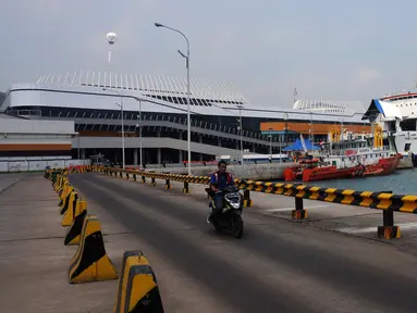 Kapal penyeberangan sandar di Pelabuhan Eksekutif Sosoro, Merak, Banten, Minggu (2/6/2019). Untuk menambah pelayanan dan kenyamanan bagi calon penumpang kapal penyeberangan Merak-Bakauheni, ASDP membuka terminal penyeberangan yang menyatu dengan tempat perbelanjaan. (Liputan6.com/Helmi Fithriansyah)