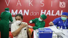 Pelaku usaha menerima vaksin Covid-19 dosis kedua di Mall Tamrin City, Jakarta, Rabu (2/6/2021). Vaksinasi ini memastikan pelayan toko hingga yang berusaha di kawasan pertokoan divaksinasi sehingga menimbulkan kenyamanan dan rasa aman bagi pedagang dan pembeli. (Liputan6.com/Faizal Fanani)
