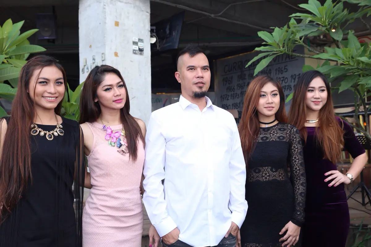 [Bintang] Ahmad Dhani Dewi Dewi Mahadewi