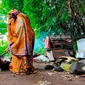 Dukun Anak tengah membantu mendampingi seorang ibu baru melahirkan untuk mengikuti tradisi mandi uap. Foto (Liputan6.com / Panji Prayitno)