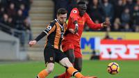 Andrew Robertson (kiri) selangkah lagi pindah dari Hull City ke Liverpool. (AFP/Lindsey Parnaby)