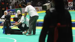 Pesilat Indonesia Pipiet Kamelia mengalami sakit saat bertanding melawan A Janejira dari Thailand pada semifinal kelas D 60kg-65kg putri Asian Games 2018 di Padepokan Pencak Silat, TMII, Jakarta (26/8). Pipiet melaju ke final. (Merdeka.com/Arie Basuki)