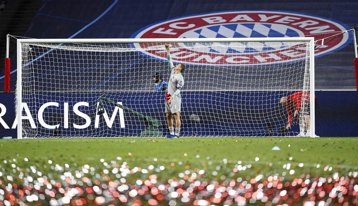 Kiper Bayern Munchen, Manuel Neuer, menggunting jaring gawang usai menjuarai Liga Champions di Stadion The Luz, Portugal, Senin (24/8/2020). Bayern Munchen berhasil menjadi juara usai menaklukkan PSG 1-0. (David Ramos/Pool via AP)