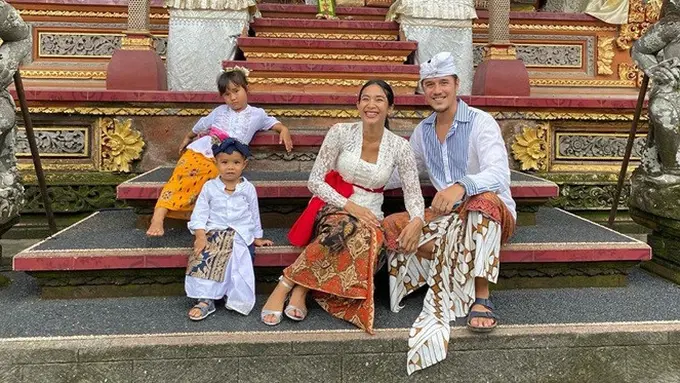 Jarang Tersorot, Ini 7 Potret Hangat Keluarga Kecil Happy Salma