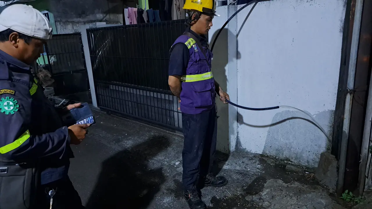 PDAM Kabupaten Tangerang mendatangi rumah warga yang mengeluhkan air keruh berwarna coklat.