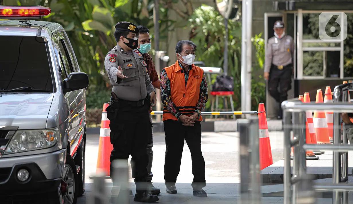 Bupati Banjarnegara Budhi Sarwono mengenakan rompi tahanan tiba di Gedung KPK, Jakarta, Jumat (24/9/2021). Bupati Banjarnegara Budhi Sarwono kembali menjalani pemeriksaan terkait kasus dugaan korupsi proyek infrastruktur. (Liputan6.com/Faizal Fanani)