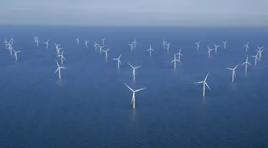 Foto udara memperlihatkan ladang turbin angin di Laut Baltik, timur laut Pulau Rugen, Jerman, 16 Juni 2022. Jerman, Spanyol, Amerika Serikat, India, dan Denmark telah membuat invesatasi terbesar dalam penghasilan listrik dari angin. (FRED TANNEAU/AFP)