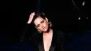 Aktris Kristen Stewart berpose sebelum tampil dalam koleksi busana Chanel Cruise 2018/2019, Paris, (3/5). Kristen Stewart tampil memukau dengan blazer gemerlap hitam dengan sepatu boot berenda hitam oleh Alice McCall. (AP Photo/Thibault Camus)