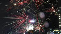 Kembang api menghiasi malam pergantian tahun baru 2019 di kawasan Bundaran HI, Jakarta, Selasa (1/1). Bundaran HI menjadi salah satu pilihan warga menikmati kembang api tahun baru. (Liputan6.com/Angga Yuniar)