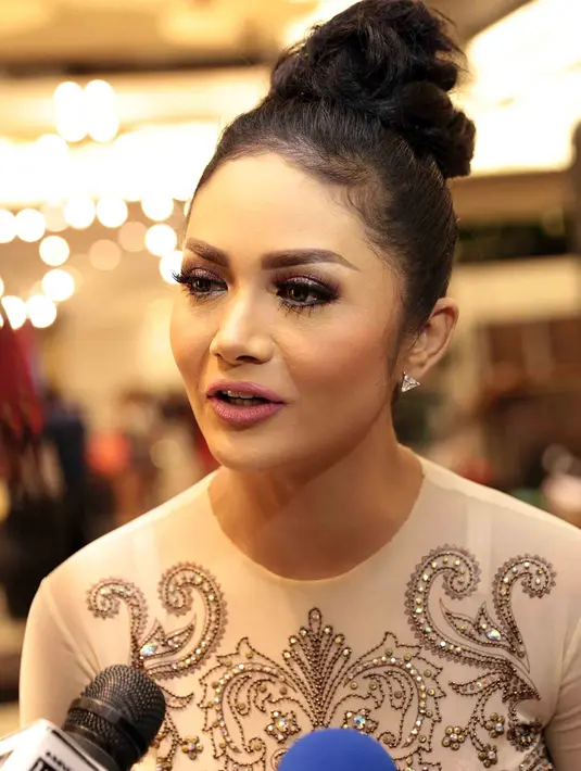 "Di tahun 2016 ini apapun yang terjadi buat saya memaknai satu hal pekerjaan saya sebagai diva domestik. Maksud Diva Domestik ini adalah ibu rumah tangga, haha," jelas Krisdayanti. (Deki Prayoga/Bintang.com)