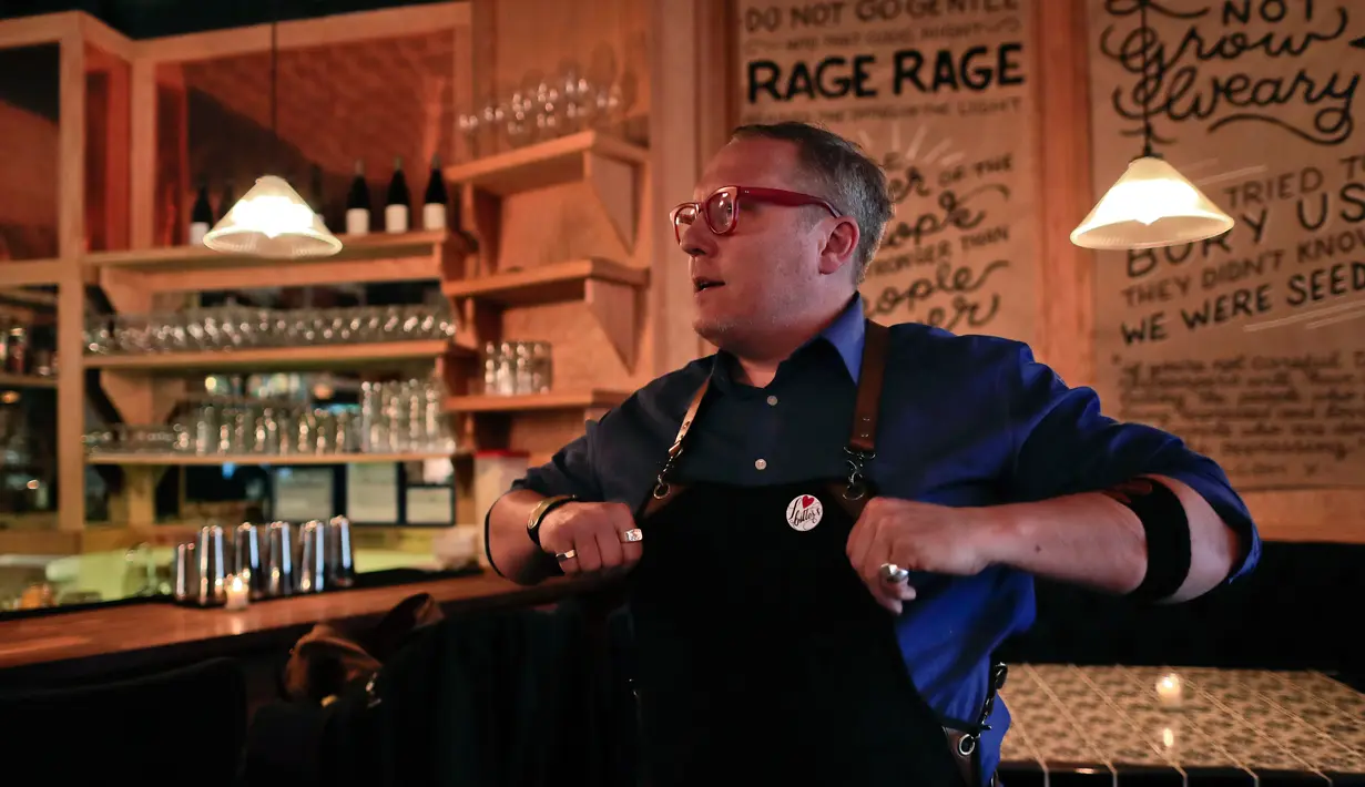 Pendiri bar, Sother Teague bersiap untuk peresmian pembuakaan bar anti-Trump di New York City (25/4). Bar yang baru dibuka ini bernama Coup atau Kudeta. (AP Photo/Julie Jacobson)