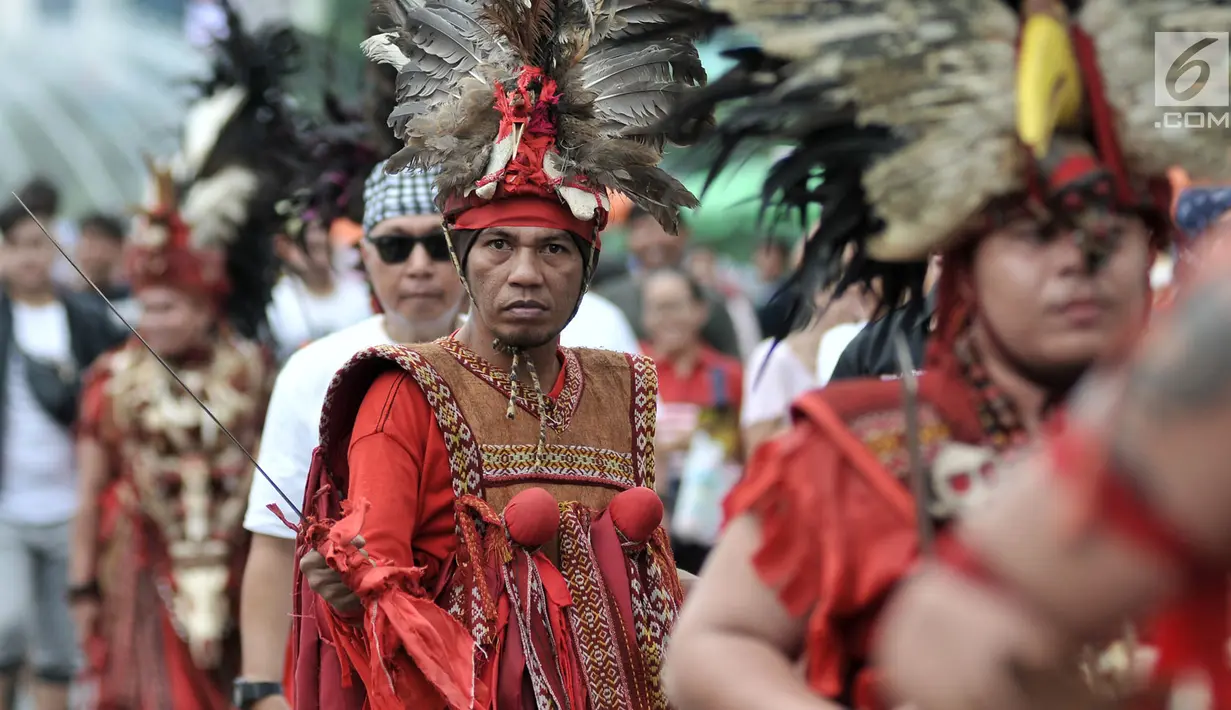 Seniman menampilkan tarian Kabasaran pada kegiatan Car Free Day di kawasan Bundaran HI, Jakarta, Minggu (17/3). Tari tradisional tersebut digelar dalam rangka memperkenalkan budaya Suku Minahasa kepada masyarakat. (merdeka.com/Iqbal S Nugroho)