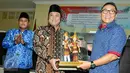 Bupati Lampung Selatan Dr. Zainuddin Hasan memberikan cinderamata kepada ketua MPR RI, Zulkifli Hasan, Lampung, Kamis (17/3/2016). Zulkifli datang ke Lampung untuk mensosialisasikan Empat Pilar MPR RI. (Liputan6.com/Yoppy Renato)
