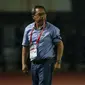 Pelatih kepala Persebaya Surabaya, Aji Santoso saat babak penyisihan Grup C Piala Presiden 2022 antara Bhayangkara FC melawan Persebaya Surabaya di Stadion Gelora Bandung Lautan Api, Bandung, Senin (13/06/2022). (Bola.com/Bagaskara Lazuardi)