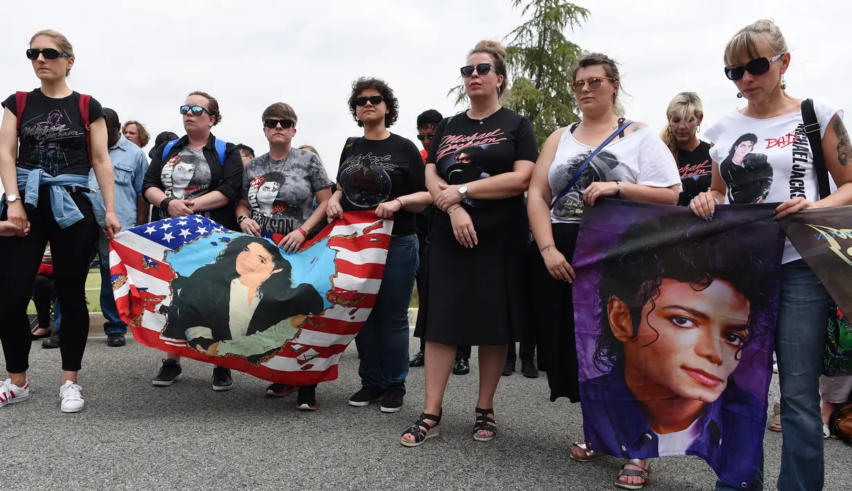 Penggemar melakukan doa bersama memperingati sepuluh tahun kematian Michael Jackson di Terrace Forest Lawn Cemetery, California, Selasa (25/6/2019). Tepat pada hari ini sepuluh tahun yang lalu berita kematian King of Pop Michael Jackson sempat mengguncang dunia. (Chris Pizzello/Invision/AP)