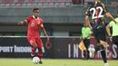<p>Pemain Timnas Indonesia U-17, Iqbal Gwijangge, mengontrol bola dalam pertandingan uji coba melawan Timnas Korea Selatan U-17 yang berlangsung di Stadion Patriot Candrabhaga, Bekasi, Rabu (30/8/2023). (Bola.com/Abdul Aziz)</p>