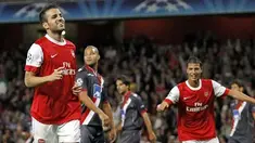 Kegembiraan Cesc Fabregas (kiri) disambut Maroune Chamakh ketika Arsenal menghancurkan Braga dalam laga pertama babak penyisihan Liga Champions di Emirates Stadium, 15 September 2010. AFP PHOTO/IAN KINGTON