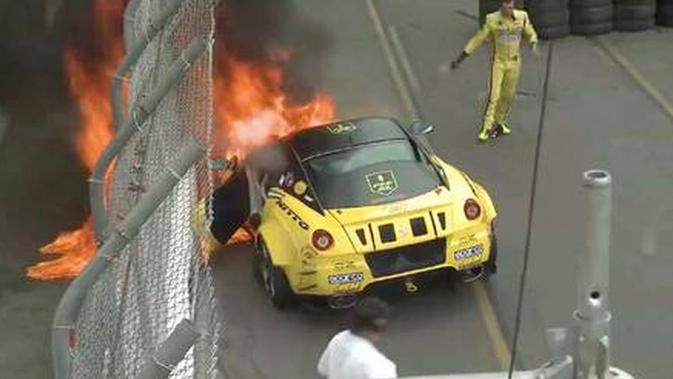 Apes Ferrari Berkekuatan 900 Tk Hangus Terbakar Otomotif Liputan6 Com